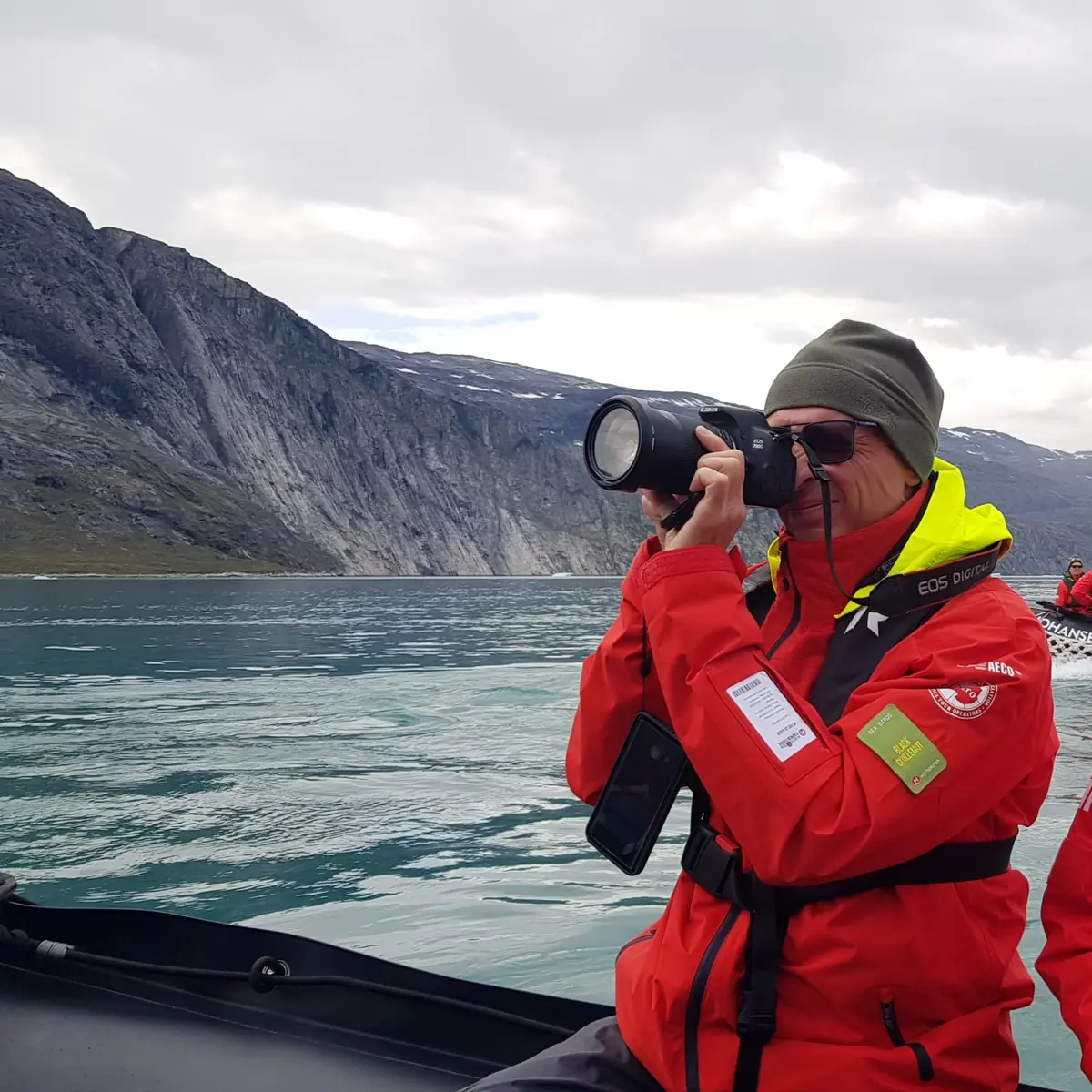 Lutz Schönfeld fotografiert vom Schlauchboot aus in einem Fjord in Grönland